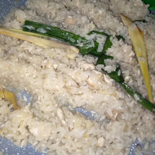 Aduk rata masak hingga air habis.