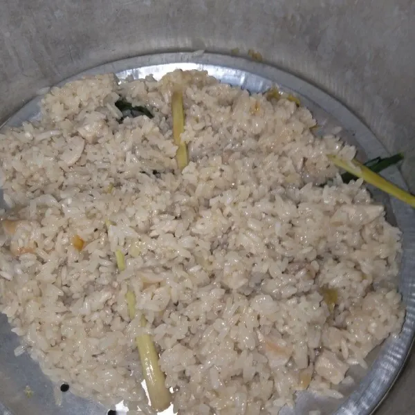 Panaskan pengukusan, masukkan nasi aron tadi. Kukus selama 25 menit hingga matang.