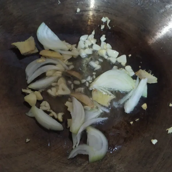 Panaskan minyak, tumis bawang putih sampai harum lalu masukkan bawang Bombay dan irisan jahe, masak sampai layu.