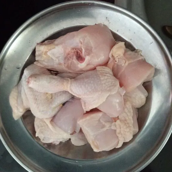 Cuci ayam, lumuri air perasan jeruk nipis/cuka, diamkan 15 menit kemudian bilas.