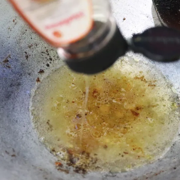 Masukkan air matang, madu, minyak wijen.