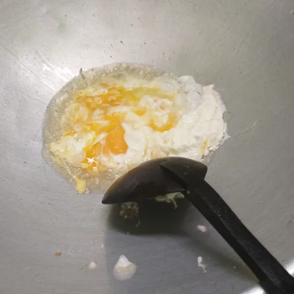 Panaskan 2 sdm margarine. Masukkan telur dan buat orak arik.