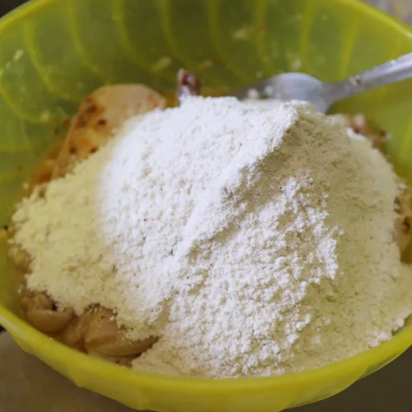 Aduk rata tambahkan adonan basah lalu masukan tepung bahan kering.