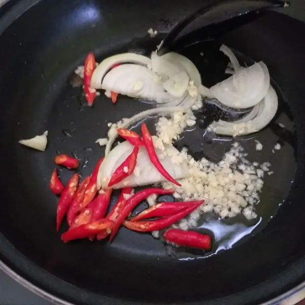 Panaskan 3sdm minyak goreng, tumis bawang putih, bombay dan cabai. Masak sampai kayu dan harum.