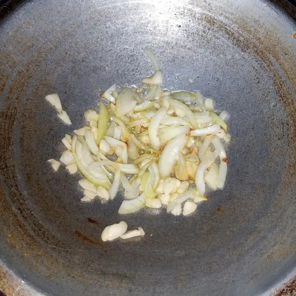 Tumis bawang putih,bawang bombai dan jahe sampai harum dan layu.