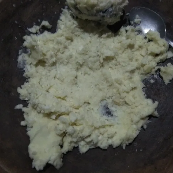 Selagi panas, haluskan singkong sampai lembut.