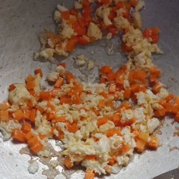 Masukkan potongan wortel aduk rata.