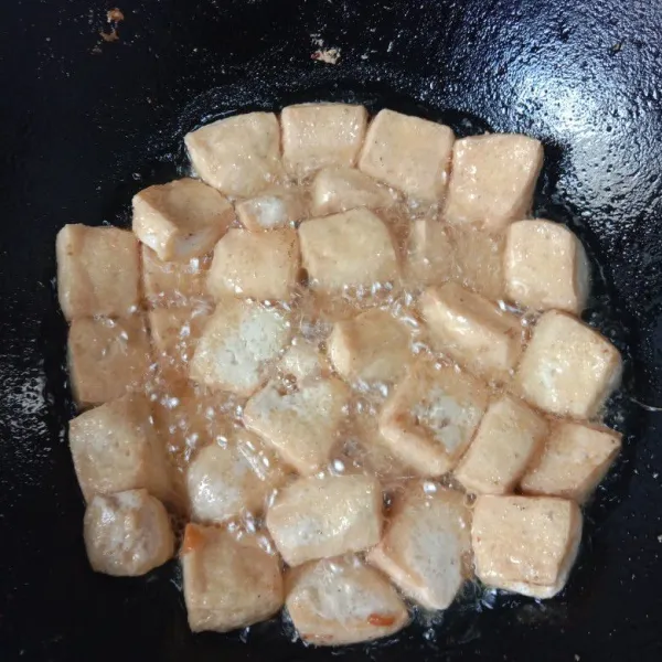 Goreng tahu sampai kecoklatan. Angkat dan tiriskan.