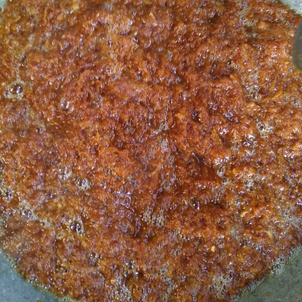 Goreng sampai kecoklatan,lalu peras sampai minyaknya berkurang. Sajikan.