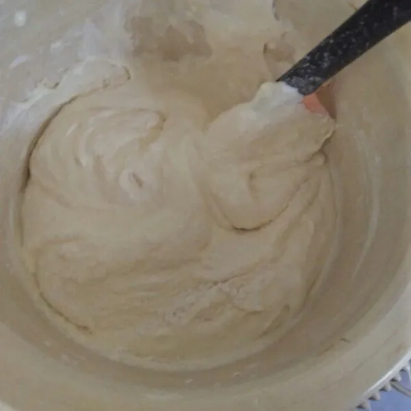 Setelah kental berjejak matikan mixer.  Kemudian masukkan tepung terigu, aduk timbal balik menggunakan spatula hinnga tercampur rata.