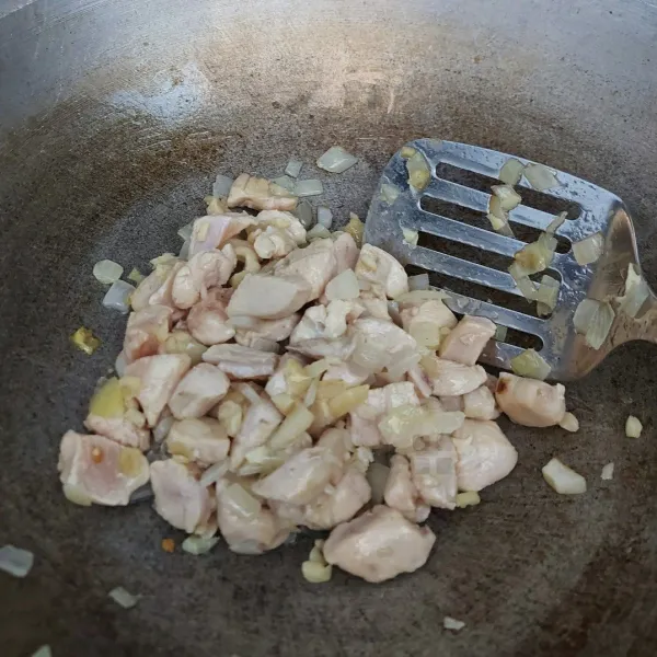 Masukkan ayam, masak sampai berubah warna.