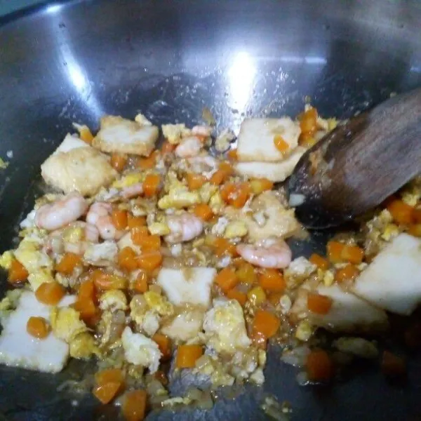 Masukkan bumbu yang lain kecuali bawang daun dan minyak wijen, aduk rata.