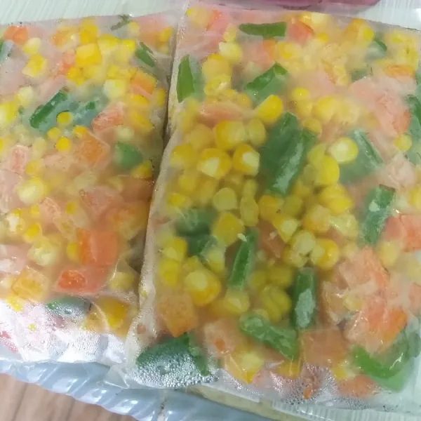 Keluarkan sayur beku, dan diamkan hingga suhu ruang.