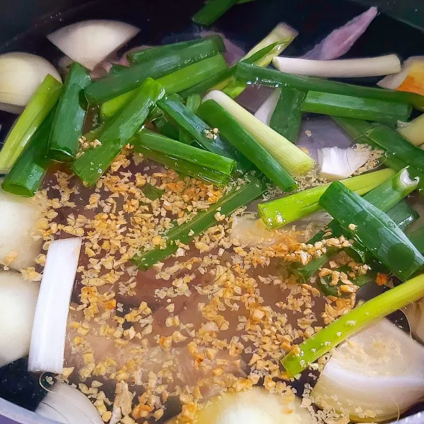 Rebus ayam bersama bawang putih goreng dan minyaknya (sisakan untuk penyajian), bawang bombay, daun bawang, jahe, minyak wijen, sedikit kecap asin, shaoxing wine, lada, garam, gula dan penyedap rasa ayam.