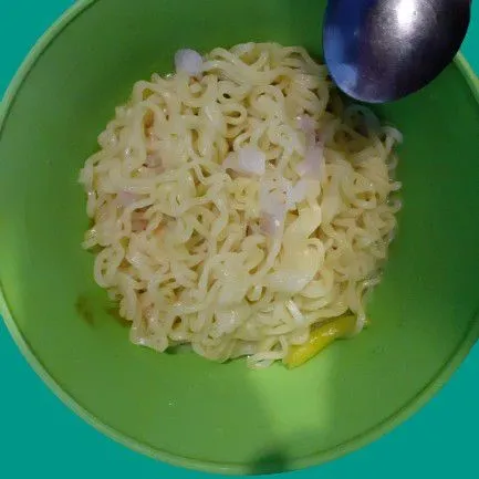 Tiriskan mie beserta cabe dan bawang merah, campurkan dengan bumbunya.
