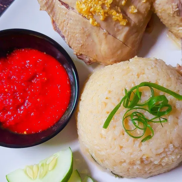 Siap dinikmati, nggak lupa ayamnya aku siram dengan minyak bawang biar semakin enak. Sambelnya aku buat menggunakan bawang putih, jahe, cabai merah keriting, garam, gula dan perasan air jeruk nipis.