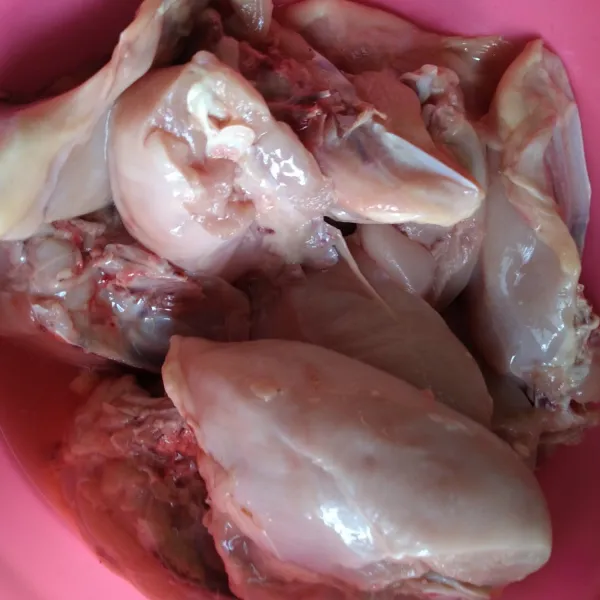 Siapkan dada ayam lalu rebus sekitar 10 menit sampai matang merata.