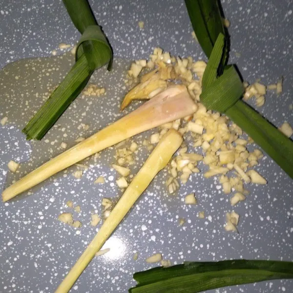 Tumis bumbu hingga harum.
