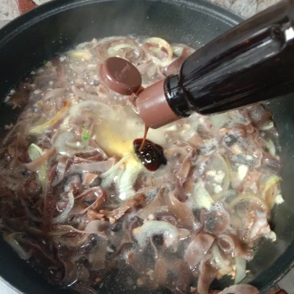 Tambahkan air dan masukkan semua bumbu. Masak sampai bumbu meresap.