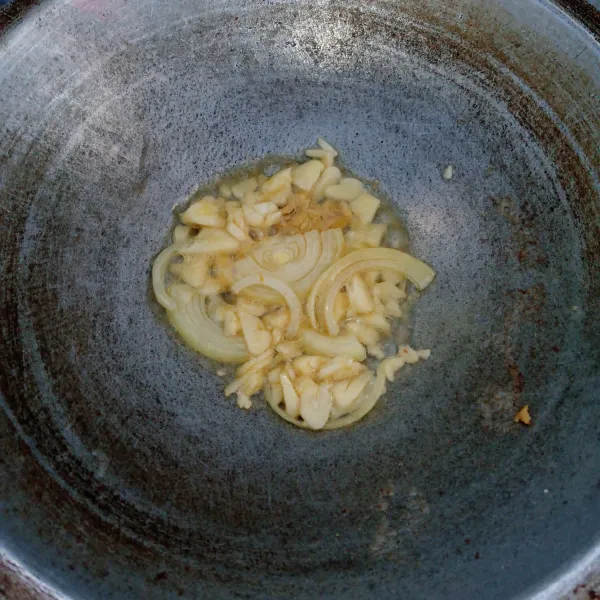Tumis bawang putih,bawang bombai dan jahe sampai harum dan layu.