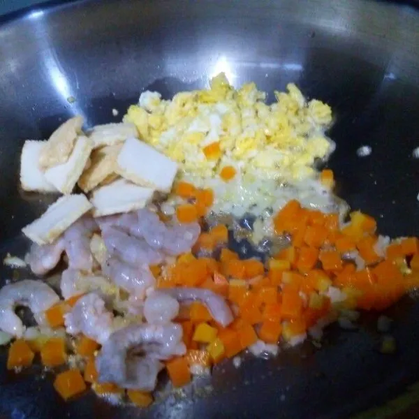 Masukkan wortel, udang dan bakso ikan, aduk sampai udang berubah warna.