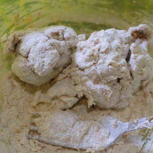 Aduk rata remas hingga meresap.