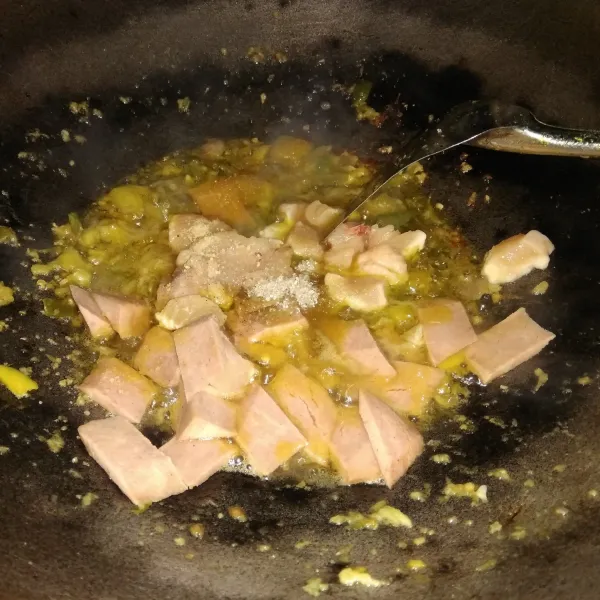 Masukkan daging ayam dan sosis masak sebentar, lalu masukkan telur, aduk rata lalu masukkan merica bubuk, kaldu bubuk dan gula pasir.