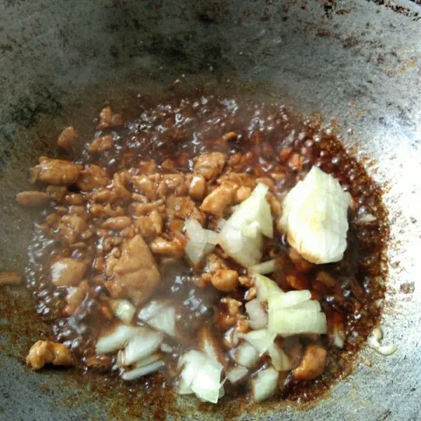 Setelah agak menyusut tambahkan irisan bawang bombay, aduk rata.