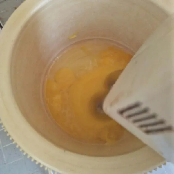 Siapkan wadah mixer. Masukkan telur ayam, gula pasir,TBM/ovalet, vanili dan sejumput garam. mixer dengan kecepatan tinggi selama 10 menit hingga kental berjejak.
