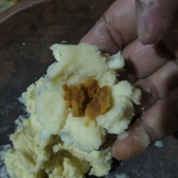 Ambil adonan, lalu isi dengan gula merah, lalu bentuk bola-bola.