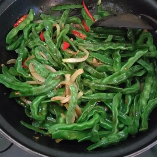 Masukkan kapri, beri lada bubuk, garam, dan gula. Tambahkan air.