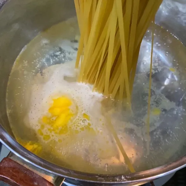 Rebus spaghetti dengan 3sdm margarin dan 1 sdt garam.