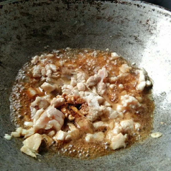 Tambahkan air, garam, gula pasir, merica bubuk, kaldu jamur dan kecap manis, aduk rata.