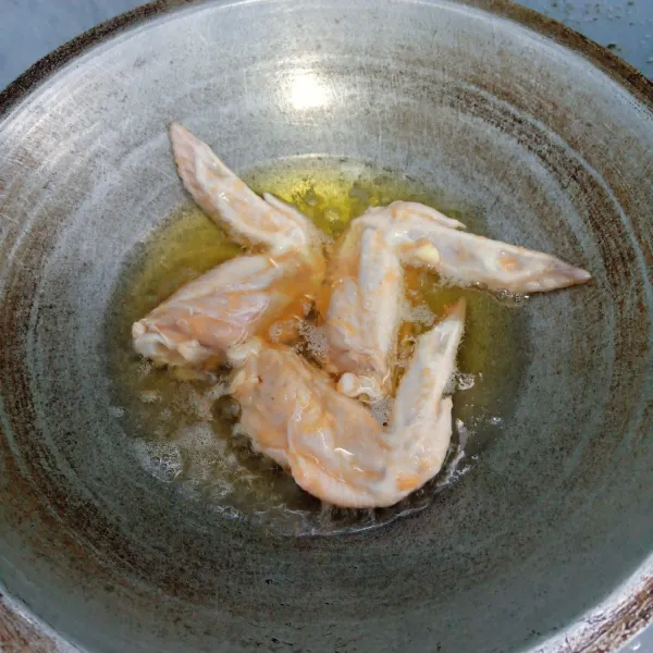 Goreng diminyak Sampai kuning kecoklatan. Angkat,tiriskan dan sajikan