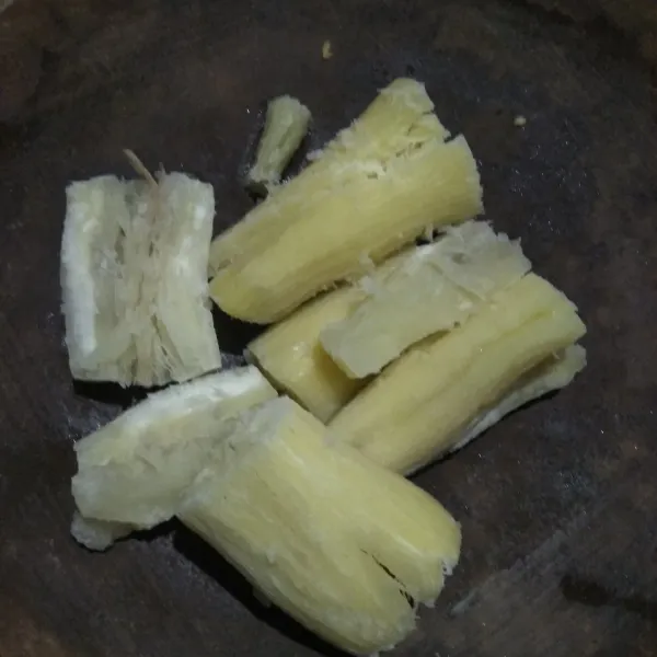 Bersihkan singkong, lalu kukus sampai matang.