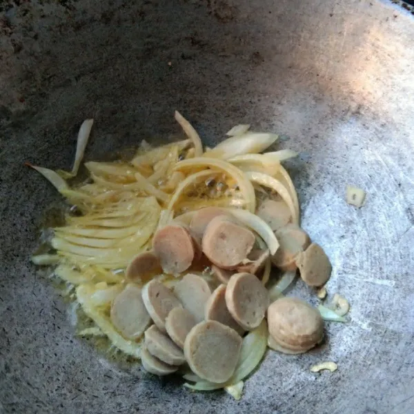 Masukkan irisan bakso, aduk rata.