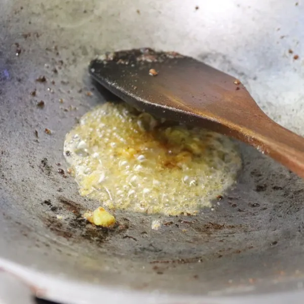Tumis bawang putih.