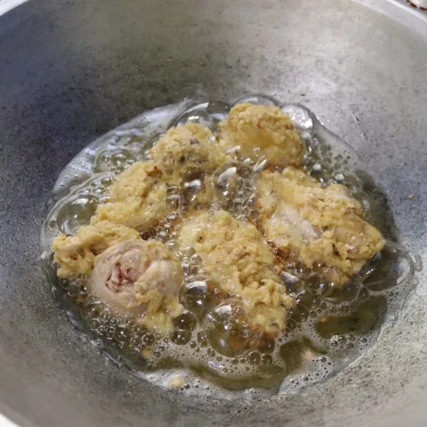 Goreng dalam minyak panas tiriskan.