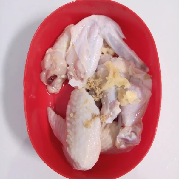 Tambahakan bawang putih dan jahe. Aduk rata.
