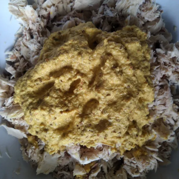 Campurkan semua bumbu ke tumbukan ayam lalu tambahkan gula merah dan garam secukupnya.