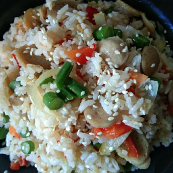 Tuang dalam piring saji, beri taburan wijen sangrai.