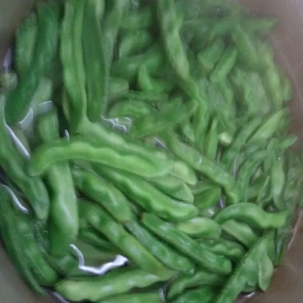 Panaskan air hingga mendidih, masukkan kapri dan rebus sampai air mendidih lagi.