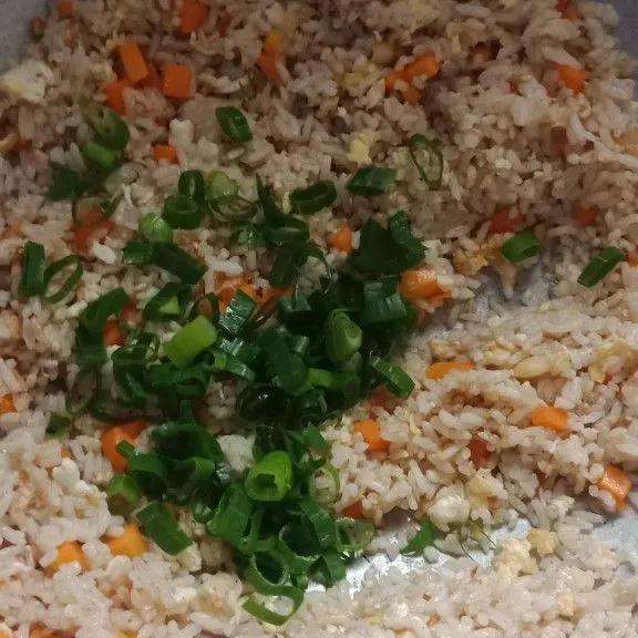 Terakhir masukkan potongan daun bawang dan minyak wijen aduk rata matikan api.