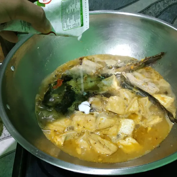 Terakhir masukkan santan....masak hingga mendidih dan siap di hidangkan 😉.