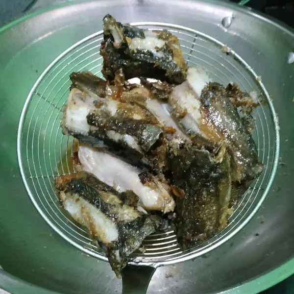 Goreng lele dan tahu.