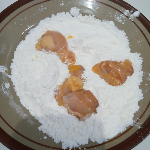 Campur adonan kering. Aduk rata. Masukkan ayam. Gulingkan sambil diremas-remas.