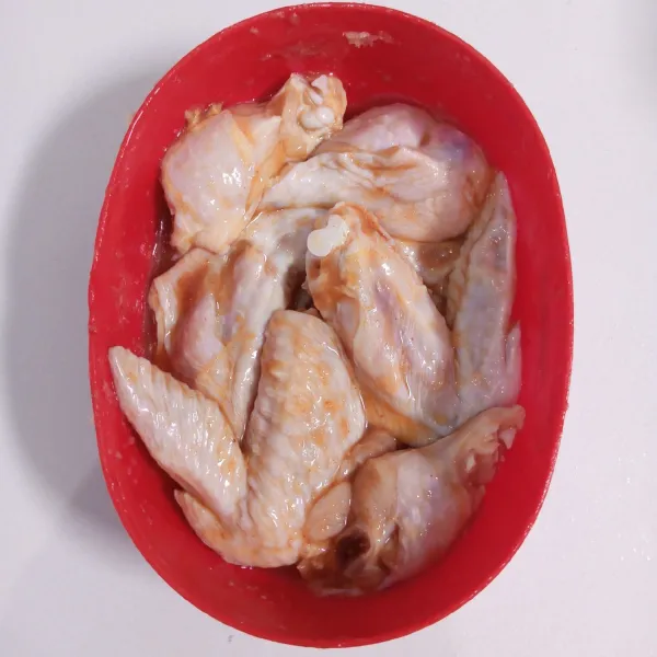 Campur semua bahan saos kecuali maizena. Lumuri pada ayam.