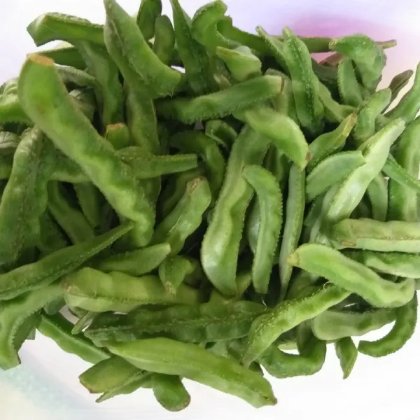 Siangi kapri, buang ujung-ujungnya. Cuci bersih dan tiriskan.