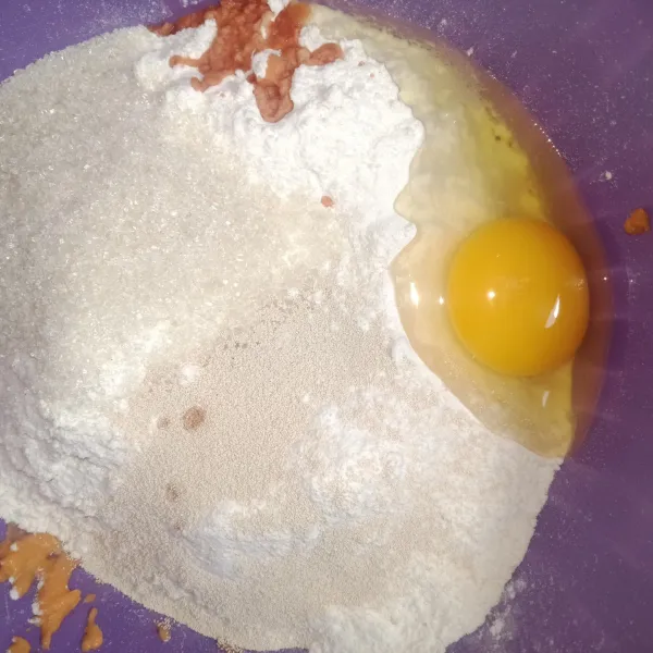 Campurkan dengan tepung terigu, telur, ragi, gula, dan vanili.