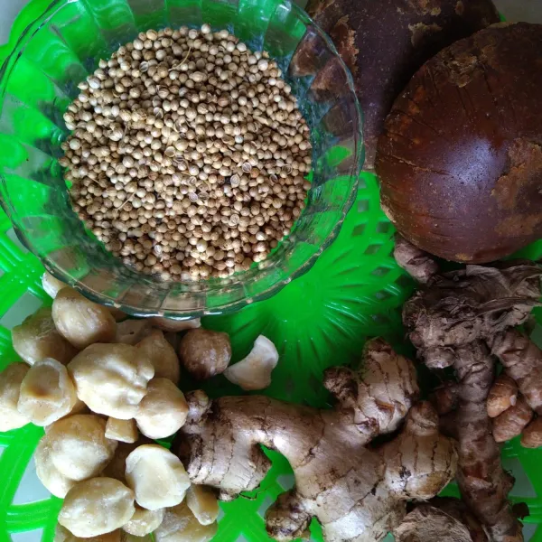 Siapkan bumbu lalu ulek halus.
